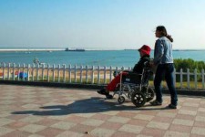 南京八旬老人推轮椅带老伴游中国(为了方便推轮椅带老伴出门)